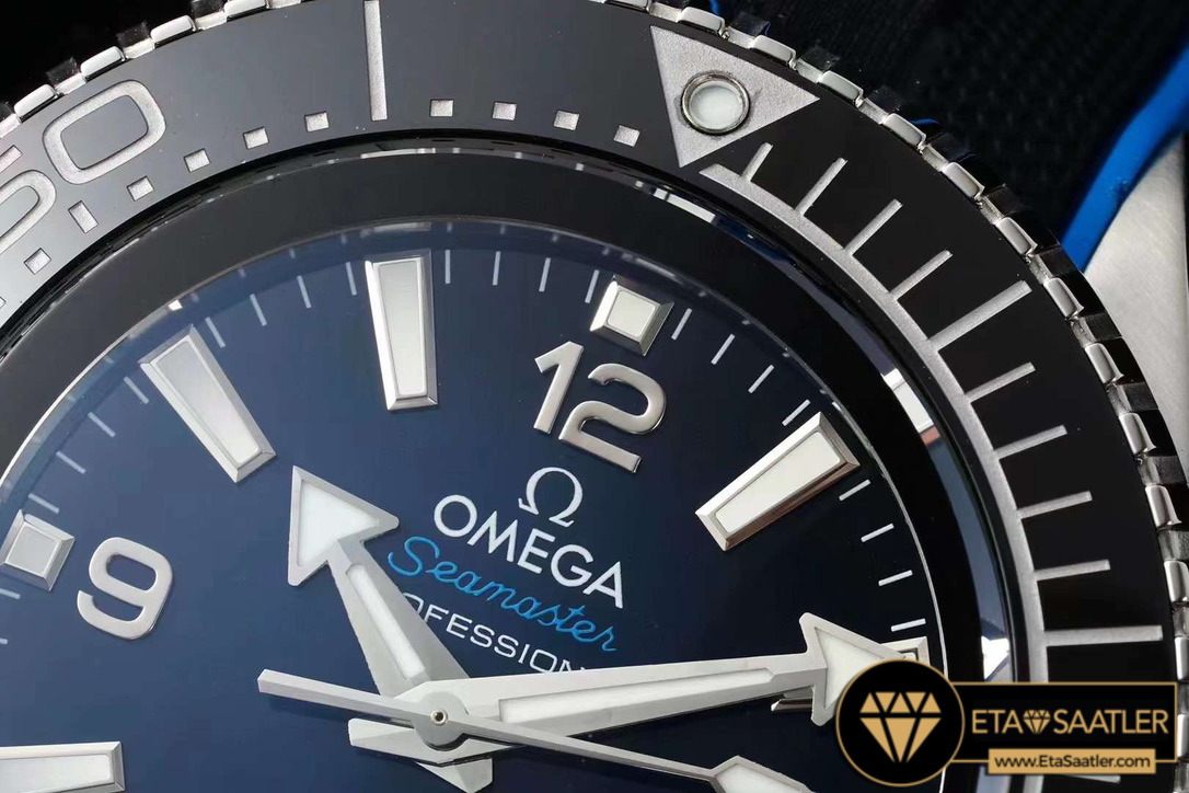 omega-titanium-ultra-deep-blue-black-rubber-03
